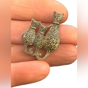 Vintage Sterling silver fancy marcasite triple kitty cat brooch