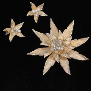 Vintage gold brushed finish 1960s Large flower starburst brooch & earrings