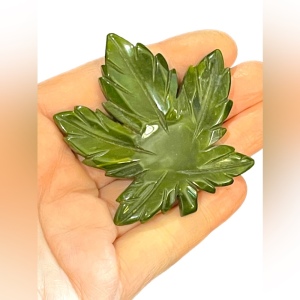 Vintage 1950s Bakelite? Large green Maple leaf brooch