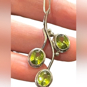 Stunning sterling silver 925 Peridot Southwestern Leaf pendant necklace