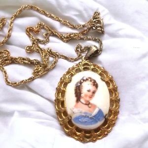 Vintage Limoges France pendant Necklace 1.5” Ceramic cameo