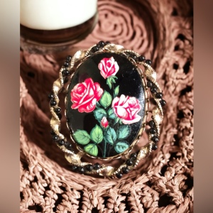 Vintage Flower 🌸 cameo brooch silver tone