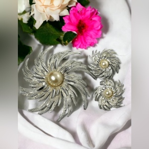 Stunning Vintage Sarah Coventry Starburst LG brooch & earrings SET silver pearl