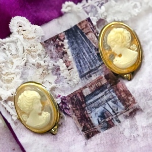 Vintage resin cameo clip on earrings