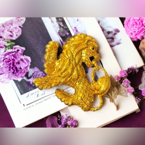 Joan Rivers Gold finish Lion brooch 1990s pin Chunky glam