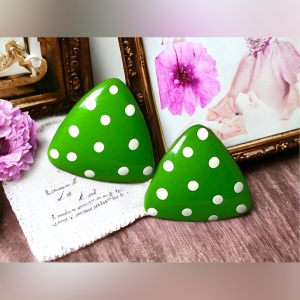 Vintage 1960s Resin green polka dot triangle clip on fun earrings