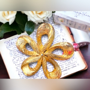 Vintage gold flower textured high quality swirl brooch