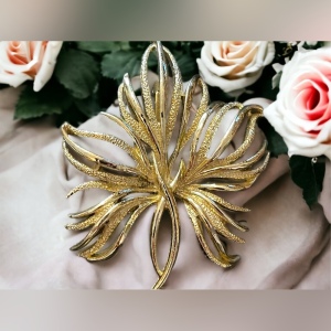 Vintage gold tone metal fancy brooch