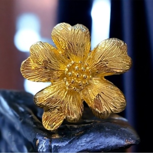 Vintage Fancy gold tone metal flower brooch