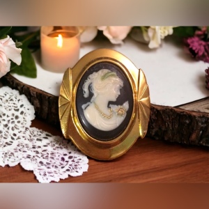 Vintage Cameo Gold tone scarf clip