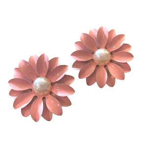 Vintage 1960s Baby pink faux pearl metal Fancy daisey flower earrings