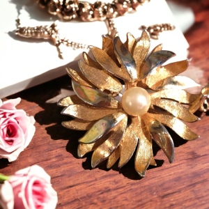 Vintage gold tone faux pearl flower brooch