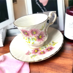 Vintage Wueens Bone China England Tea cup & Saucer set pink floral