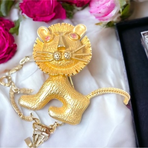 Vintage brushed gold finish leo lion whimsical pink crystal eye brooch