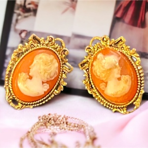 VTG C1980s Resin cameo gold finish earrings