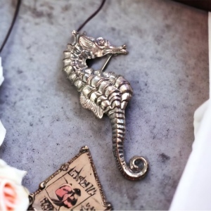 Vintage Beau Sterling Sea horse Brooch Beauty!