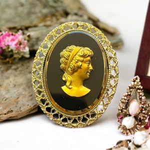 20th Century Gold Cut Glass Cameo Brooch pendant