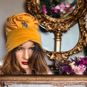 - Vintage gold turban style felt velvet hat 1950s Glam