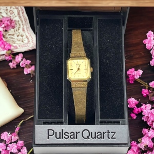 - Vintage 1980s Pulsar quartz gold finish womens watch in orig box dainty