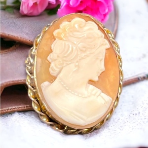 Vintage 12K gold filled Vintage 1950s Carved Shell Cameo brooch pendant