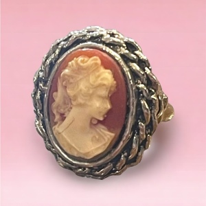 Lovely silver finish rope design Resin cameo ring