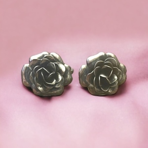 Vintage 1940s sterling silver fancy flower screw back earrings