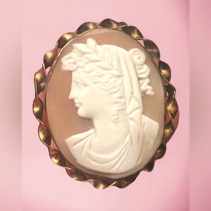 Antique gold filled hand carved shell cameo pendant