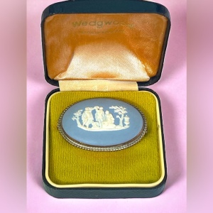 Wedgewood Blue Roman scene Jasperware Cameo brooch Orig box