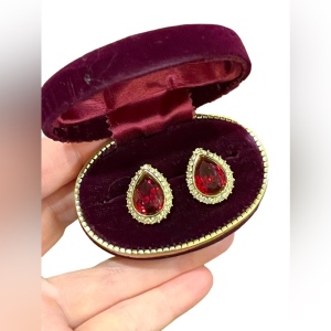 Vintage Stunning red Crystal Oscar De Laurenta Earrings rhinestone gold finish