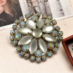 Vintsge Glass Crystal flower 🌺 brooch pearly finish