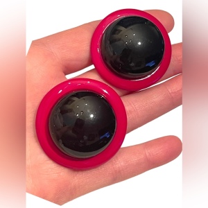 Vintage large chunky hot pink black resin plastic groovy clip on earrings