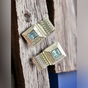 Vintage 1960s London blue topaz crystal cufflinks silver hammered finish…