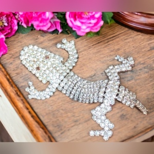 - Vintage quality articulated crystal Aligator brooch 💗