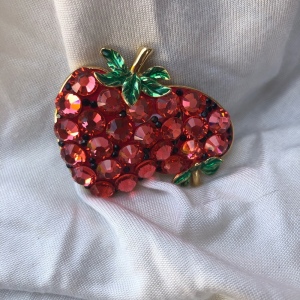 Lovely Butler Strawberry sparkly brooch gold tone