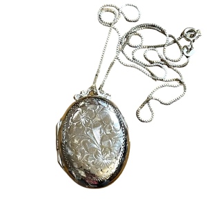 - Vintage Dynasty STERLING 925 fancy Victorian style etched oval locket ne…