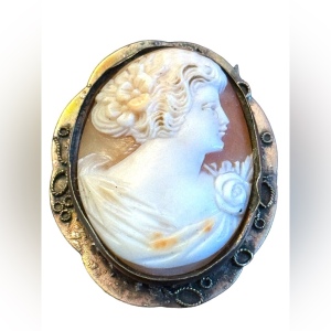 Stunning 19540s Vintage Hand carved shell cameo pinchbeck framed Cameo Brooch