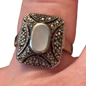 Vintage sterling silver 925 Marcasite & Mother of pearl fabcy ring