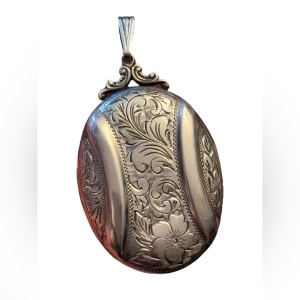 Antique Lovely Sterling silver 925 etched large oval locket pendant