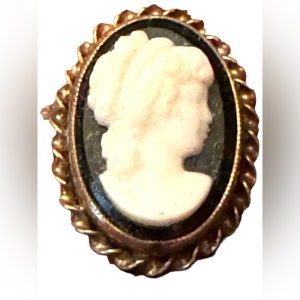 Vintage Black Glass silouette mourning cameo pinchbeck bezel