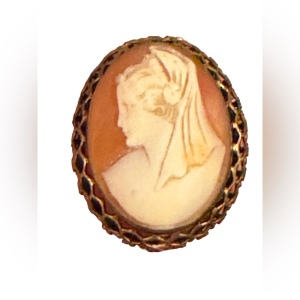 Vintage gold gilt pinchbeck Carved cameo shell brooch