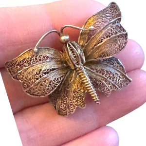 Lovely antique gold wash 800 silver filagree fancy butterfly broocb