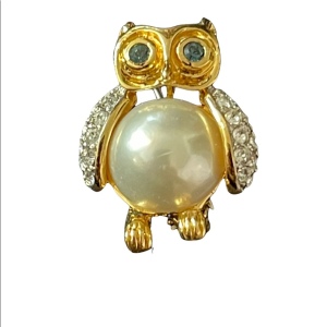 - Vintage 1980s Butler rhinestone faux pearl owl small brooch FAC