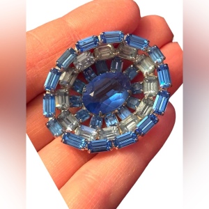 Vintage Mid century c1950s fancy Crystal Blue brooch oval beauty!