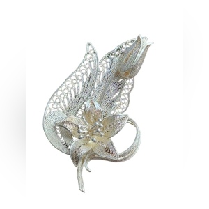 Vinatage silver filagree lovely flower brooch