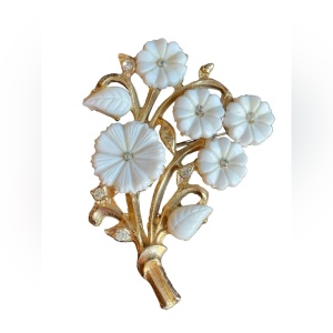 Vintage 1960s White daisey gold finish rhinestone flower brooch