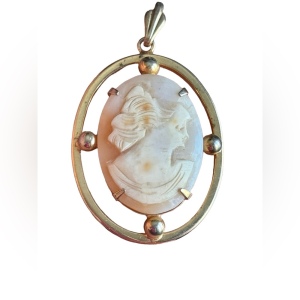 Vintage 1960s gold plate shell cameo pendant