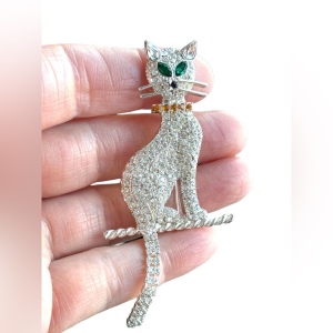 Vintage 1960s Rhinestone crystal sitting kitty cat dangle brooch silver finish