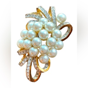 Vintage c1980s gold finish fancy simulated pearl rhinestone brooch