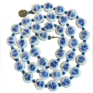 VTG Chinese export porcelain handmade painted blue & white flower bead necklace