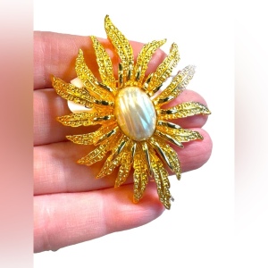 Ivana Gold plt fancy flower faux pearl brooch pendant 3”